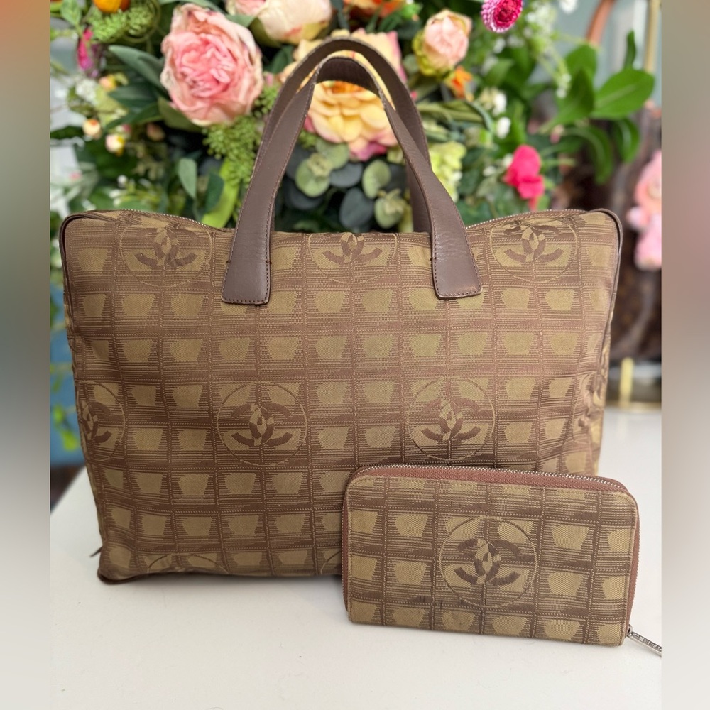 CHANEL Travel LIGNE Soft Shell Tote & Matching Wallet ~ VINTAGE in EUC